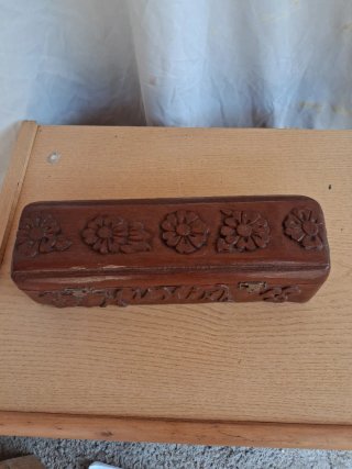 Caja de madera antigua tallada