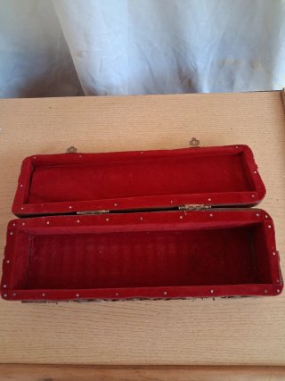 Caja de madera antigua tallada
