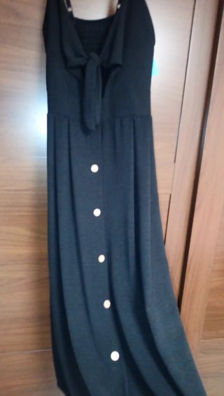 Vestido midi negro con etiqueta