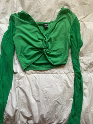 Top verde con nudo y manga larga