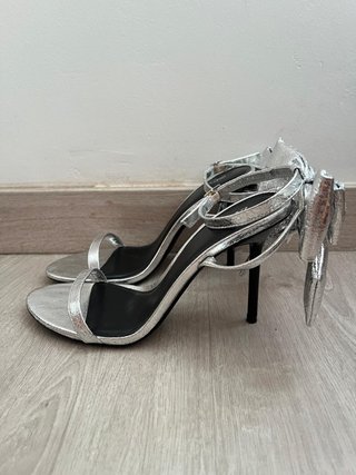 Sandalias Zara plateadas lazo