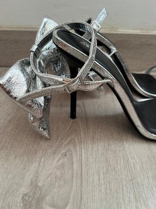 Sandalias Zara plateadas lazo