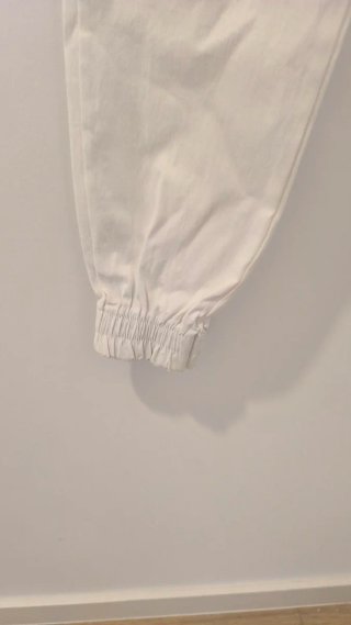 Pantalón blanco con pinzas y cintura elástica