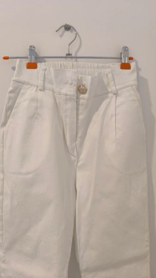 Pantalón blanco con pinzas y cintura elástica