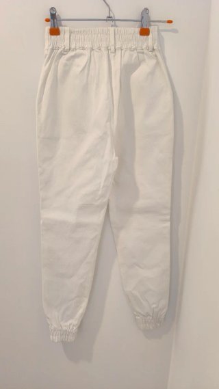 Pantalón blanco con pinzas y cintura elástica