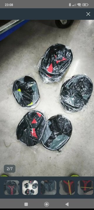 Mochila pernera Dainese negra y roja