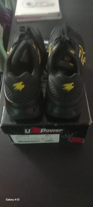 Zapatos de seguridad U-Power negros y dorados