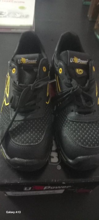 Zapatos de seguridad U-Power negros y dorados