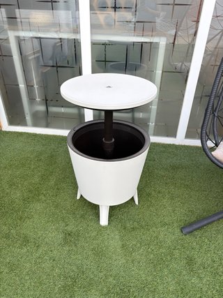 Mesa exterior con nevera para bebidas