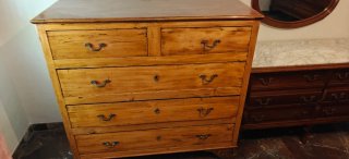 Cómoda de madera antigua