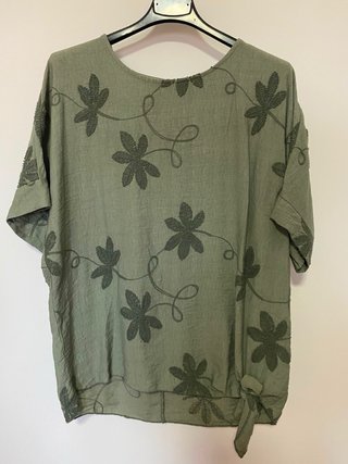 Camiseta verde bordada flores