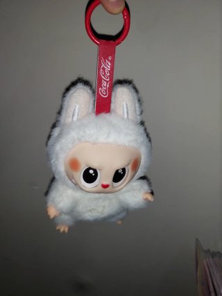 Labubu Coca-Cola Peluche (pero no tiene Coca-Cola