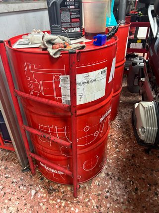 Bidones Motul vacíos 200L