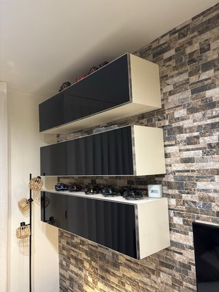 Mueble de salón negro y blanco