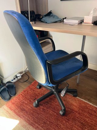 Silla de escritorio azul y negra