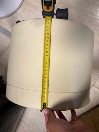 Pouf rotondo beige per appoggio piedi