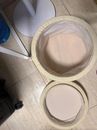 Pouf rotondo beige per appoggio piedi