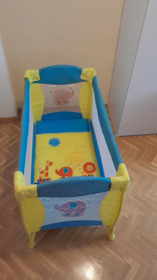 Cuna de viaje portátil azul y amarilla