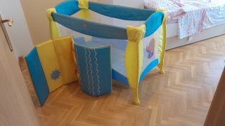 Cuna de viaje portátil azul y amarilla