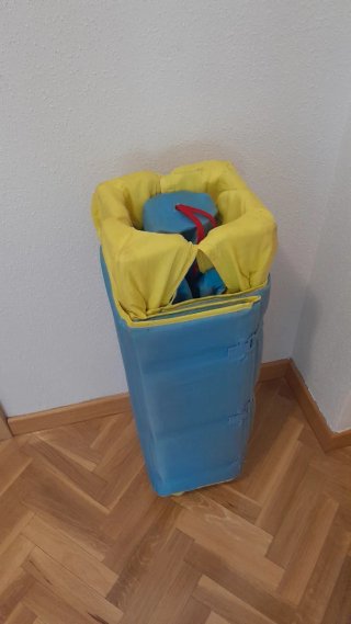 Cuna de viaje portátil azul y amarilla