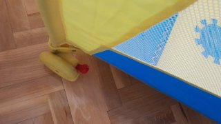 Cuna de viaje portátil azul y amarilla