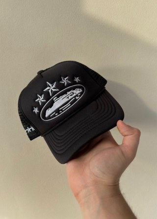 Gorra Corteiz Negra con Estrellas y Diseño Ovalado