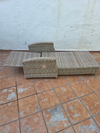 Tumbona de jardín y mesa con cristal