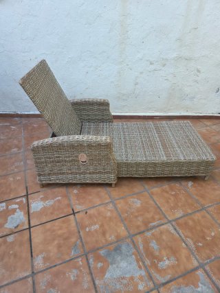 Tumbona de jardín y mesa con cristal