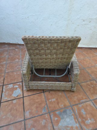 Tumbona de jardín y mesa con cristal