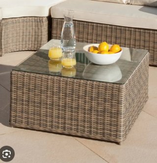 Tumbona de jardín y mesa con cristal