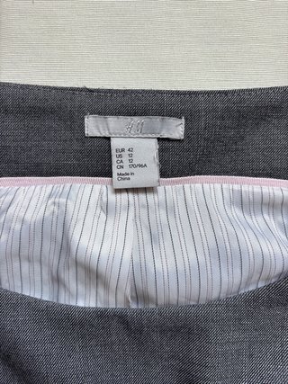 Vestido gris formal con cinturón
