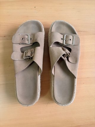 Sandalias cuña alta beige