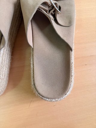 Sandalias cuña alta beige