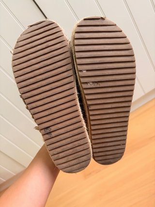 Sandalias cuña alta beige