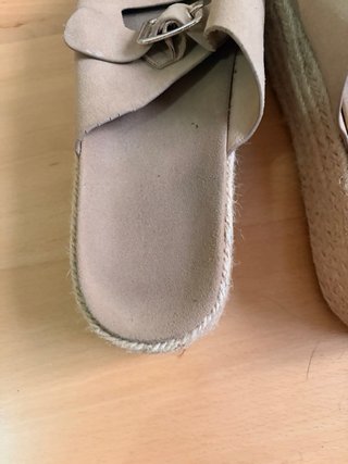 Sandalias cuña alta beige