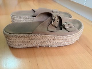 Sandalias cuña alta beige