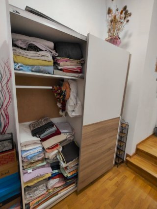Armario de madera y blanco