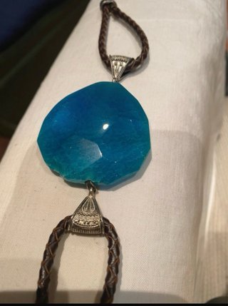 Pulsera de piedra azul y cuero