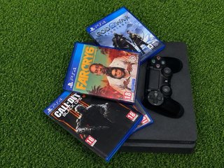 PS4 (PlayStation 4) Negra + 3 Juegos