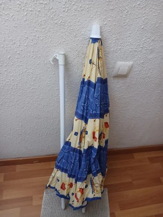 Sombrilla de playa grande con diseño náutico