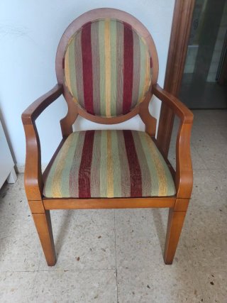 Sillón clásico de madera vintage tapizada a rayas