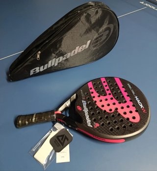 Pala Bullpadel Hack Woman y Funda Bullpadel