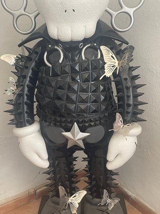 Figura Kaws Punk Butterfly Man cave  Paid €20,000