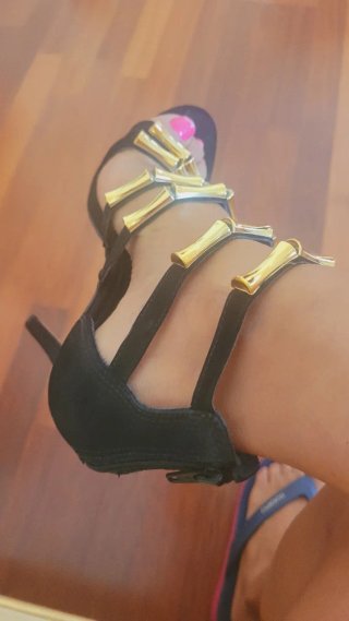 Sandalias doradas y negras