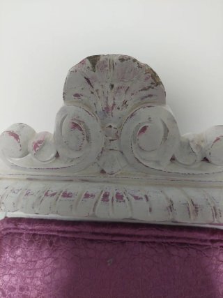 Sillón antiguo tapizado morado y blanco