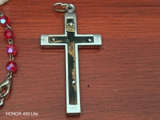 Lote artículos religiosos: Crucifijos y Rosario