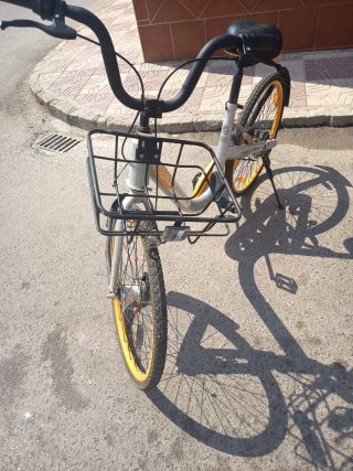 Bicicleta urbana amarilla y gris