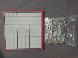 Juego de Sudoku con tablero y fichas