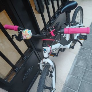 Bicicleta infantil Btwin blanca y rosa