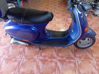 Vespa Clásica Azul 50cc